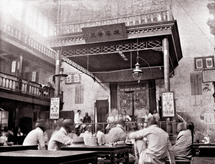 Quán trà, nơi tập trung khá nhiều người tới thưởng thức. Người ta thường biểu diễn kinh kịch, một loại hình nghệ thuật dân gian của Trung Quốc, trong các quán trà hoặc quán rượu.
