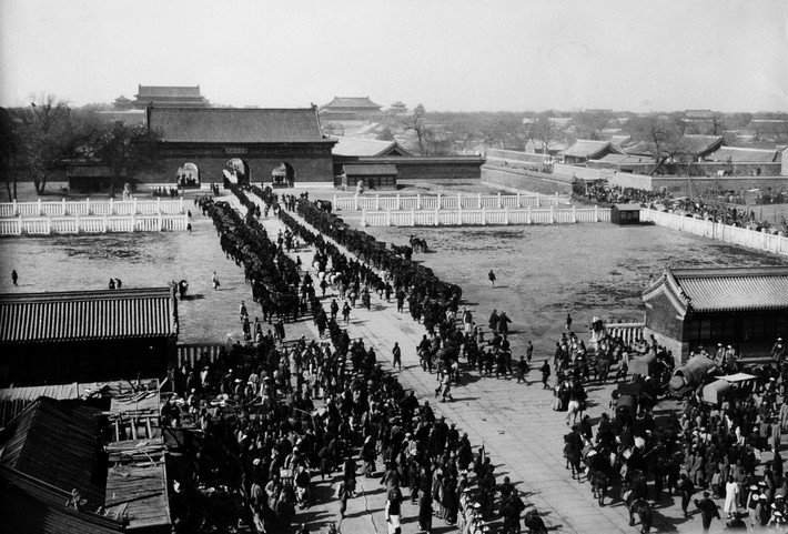Lối vào Tử Cấm Thành ở Bắc Kinh sau một cuộc nổi loạn năm 1901. Thời điểm này, Trung Quốc vẫn là quốc gia tồn tại dưới chế độ phong kiến.
