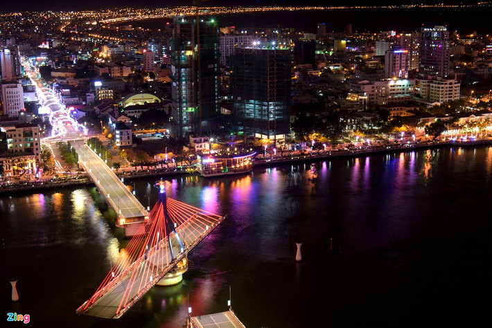 Cầu sông Hàn ở Đà Nẵng được khánh thành ngày 29/3/2000. Cầu dài gần 500 m, rộng 12 m, nối liền 2 tuyến đường trung tâm giữa quận Hải Châu và quận Sơn Trà. Mỗi ngày đều đặn vào 1h sáng, phần giữa của cây cầu lại quay 90 độ mở đường cho tàu thuyền lớn qua lại trên sông Hàn. Đây là cây cầu quay dây văng đầu tiên và duy nhất do kỹ sư, công nhân Việt Nam tự thiết kế, thi công. Ảnh: Đào Quang Tuyên.