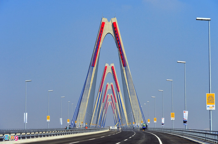 Để ghi lại mối quan hệ Việt-Nhật, trên bảng ghi tên cầu, ngoài tên "Nhật Tân" ở trên, trên biển chỉ dẫn còn có thêm tên "Hữu nghị Việt-Nhật" bên dưới.