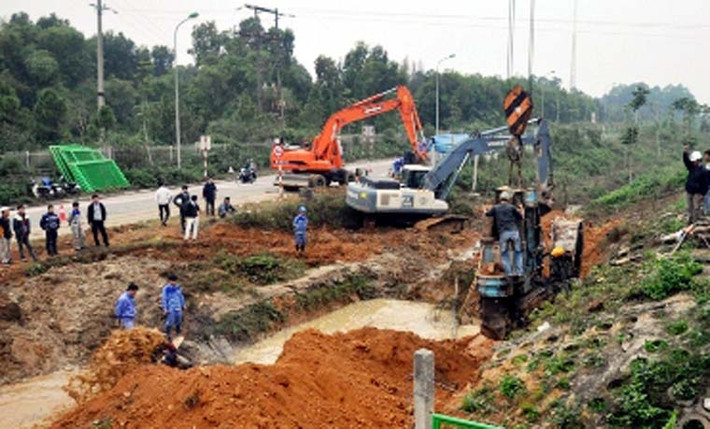 Các loại máy móc cũng đã được đưa vào để xử lý sự cố.