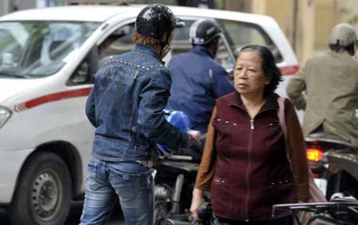Nhà báo Thiên Minh, báo Petrotimes, đang đi tác nghiệp trên đường Đại Cồ Việt thì thấy nam thanh niên (trong ảnh bỏ chạy) giật túi xách của đôi nam nữ liền truy đuổi.