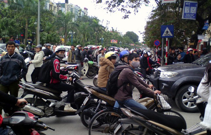 Vụ tai nạn lao động xảy ra khiến giao thông trên đường Hoàng Quốc Việt ách tắc cục bộ.