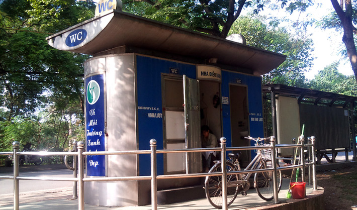 Nhà vệ sinh bên đường Hoàng Hoa Thám cạnh công viên Bách Thảo, khá sạch và thoáng...