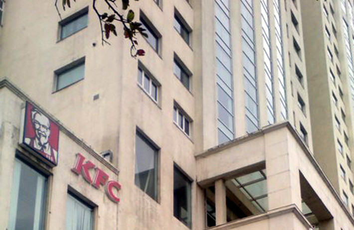 Khu vực tòa nhà mà nam thanh niên lau kính bị rơi.