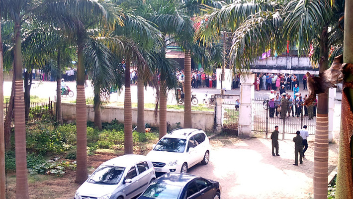 Ban đầu họ đứng bên kia đường...