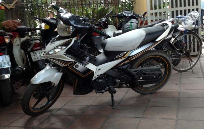 Xe của tên cướp được người dân và nhà báo Thiên Minh mang về trụ sở Công an phường Nguyễn Du (quận Hai Bà Trưng, Hà Nội) trình báo. Kiểm tra nhanh tại Công an phường Nguyễn Du, lực lượng chức năng thu được 1 túi xách của đối tượng bên trong có 01 đăng kí lái xe, 01 dao thái lan còn mới.