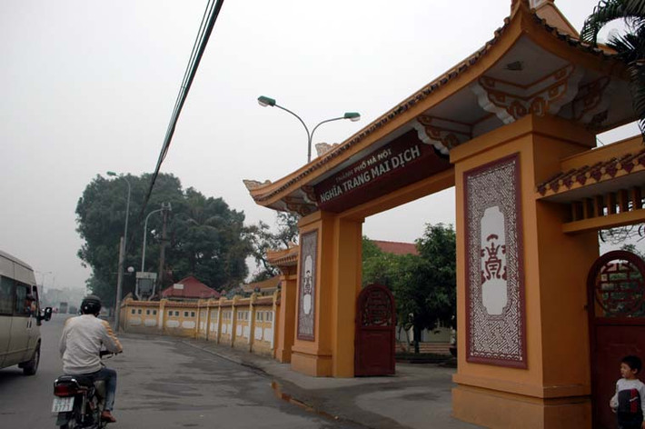 Nghĩa trang Mai Dịch, quận Cầu Giấy, Hà Nội bên tay phải đường Hồ Tùng Mậu hướng đi từ Xuân Thủy - Cầu Diễn.