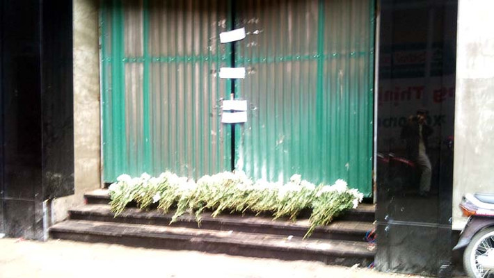 Khu vực 6 nạn nhân tử vong giờ đang được cơ quan chức năng phong tỏa, phía ngoài nhiều hoa cúc trắng tang thương.