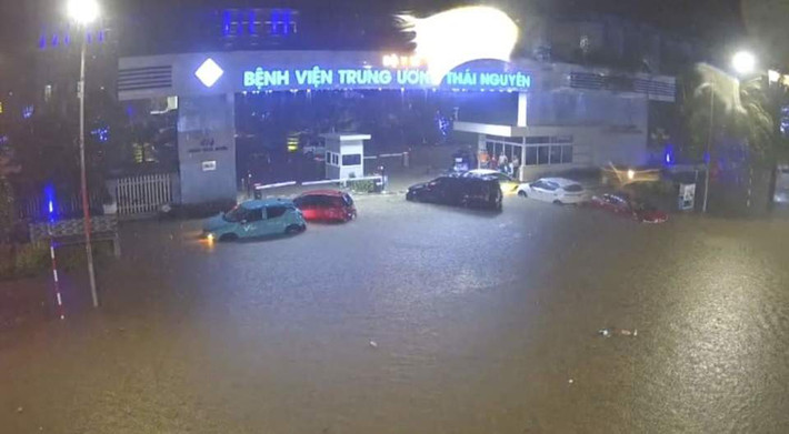 Khu vực Bệnh viện TW Thái Nguyên nước ngập đến cửa xe ô tô, phương tiện di chuyển khó khăn. (Ảnh kinhtedothi.vn)