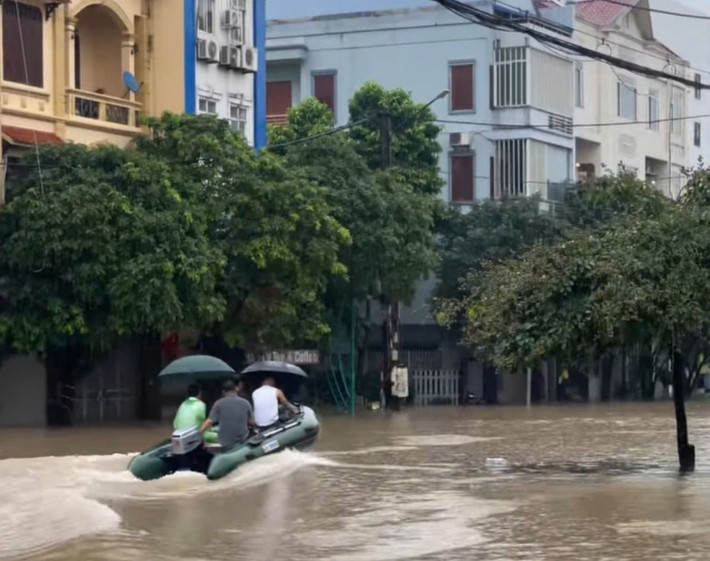 Tại Ngã tư San Nền, TP.Thái Nguyên do nước ngập sâu, người dân phải sử dụng thuyền phao để di chuyển. (Ảnh:danviet)