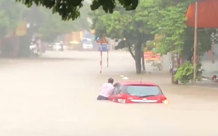 Mưa lớn, nước ngập cuốn trôi cả xe ô tô, toàn bộ thành phố Thái Nguyên hiện ngập trong biển nước. (Ảnh phunuvietnam.vn)