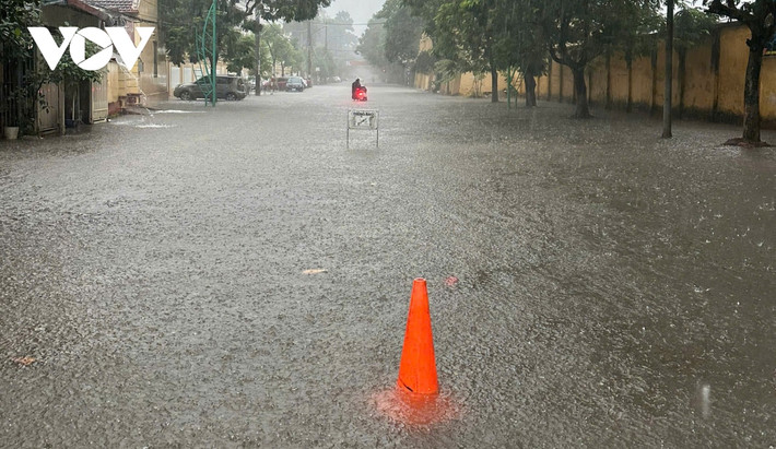 Sáng 23/8, khu vực TP Thái Nguyên, TP Sông Công, TP Phổ Yên và các huyện Đại Từ, Đồng Hỷ, Định Hóa, Võ Nhai, Phú Lương, Phú Bình vẫn có mưa to, cục bộ mưa rất to. Lượng mưa đo được trong 12 giờ qua tại một số khu vực như phường Đồng Quang 141mm, Sông Cầu 120,8mm, Tân Long 107,6mm. Tại TP Sông Công, giao thông đã bị chia cắt, nhiều điểm ngập lụt nước chảy mạnh, rất nguy hiểm. (Ảnh vov.vn)