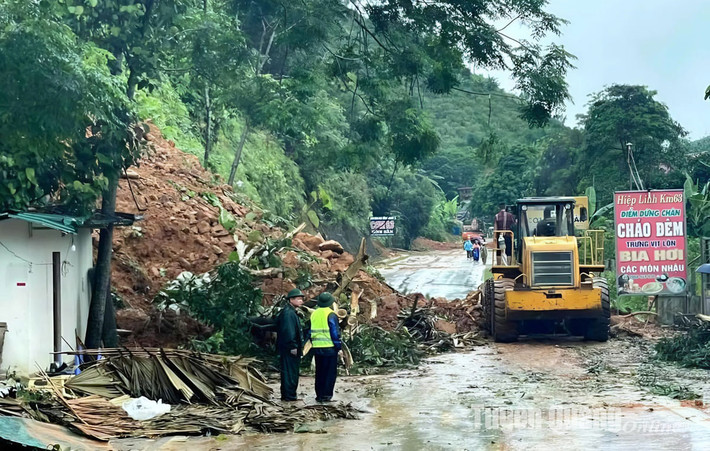 Mưa bão gây sạt lở nhiều tuyến đường tại tỉnh Tuyên Quang. Ngày 23/8, UBND tỉnh ban hành văn bản số 3822/UBND-KT về chủ động ứng phó, khắc phục hậu quả thiên tai trên địa bàn tỉnh trong thời gian tới. (Ảnh baotuyenquang)