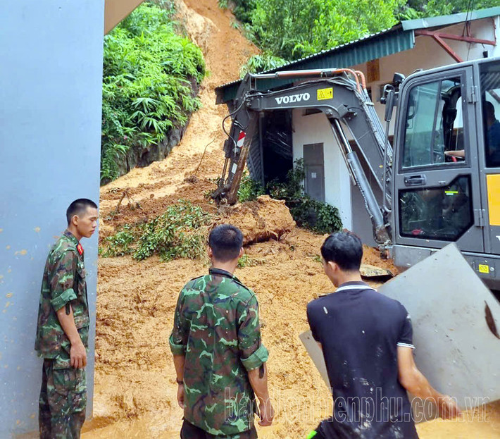Bùn đất tràn xuống gây thiệt hại nhà dân tại tổ dân phố 23, phường Him Lam, TP. Điện Biên Phủ. Ảnh: CTV/baodienbienphu