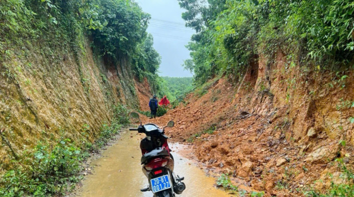 Sạt lở đất tại xã Hợp Tiến (huyện Đồng Hỷ, tỉnh Thái Nguyên) khiến giao thông bị tê liệt. Ảnh: BTN