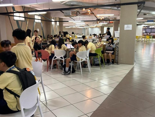 Trước đó, học sinh đến trường phải ngồi học ở căng tin do trường thiếu giáo viên (nhiều giáo viên nghỉ việc do trường nợ lương). Trường Quốc tế Mỹ đã bị Sở GD&ĐT TP HCM ra quyết định đình chỉ hoạt động trong 12 tháng, từ ngày 1/7/2024 vì không đảm bảo điều kiện dạy học. (Ảnh eva.vn)