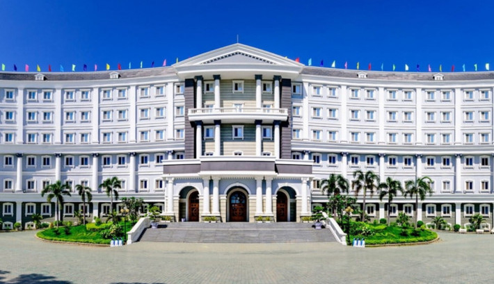 Trước khi xảy ra "lùm xùm", AISVN là trường liên cấp từ bậc mầm non đến trung học, có hơn 1.400 học sinh, 200 giáo viên nước ngoài, 300 nhân viên trong nước. Học phí ở đây dao động từ 280-350 triệu đồng một năm với bậc mầm non, 450-500 triệu đồng với bậc tiểu học và cao nhất là 600-725 triệu ở bậc trung học. Trường dạy chương trình tú tài quốc tế (IB).
