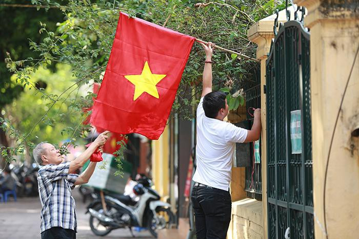 Người dân Thủ đô cắm cờ Tổ quốc trước cửa nhà.