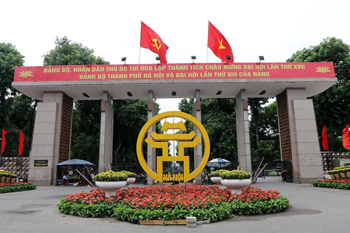 Băng rôn chào mừng đại hội Đại biểu lần thứ XVII Đảng bộ thành phố Hà Nội tại cổng Công viên Thống Nhất.