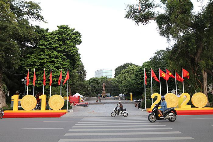 Khu vực tượng đài Lý Thái Tổ sẵn sàng cho những hoạt động kỷ niệm 1010 Thăng Long - Hà Nội.
