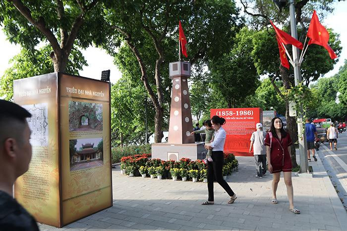 Người dân Thủ đô thăm quan triển lãm bên hồ Gươm.