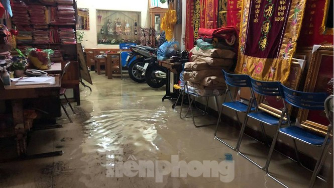 ##s###Anh Dũng (sống trên phố Cầu Đất) cho hay, tuyến phố này nền đất trũng, thấp hơn nhiều điểm khác. Do đó, mỗi khi mưa lớn kéo dài, phố Cầu Đất và một số phố lân cận chìm trong biển nước, nhiều hộ phải be bịt hạn chế nước vào nhà. Nhiều năm nay, người dân sở tại luôn sống chung với lụt lội.