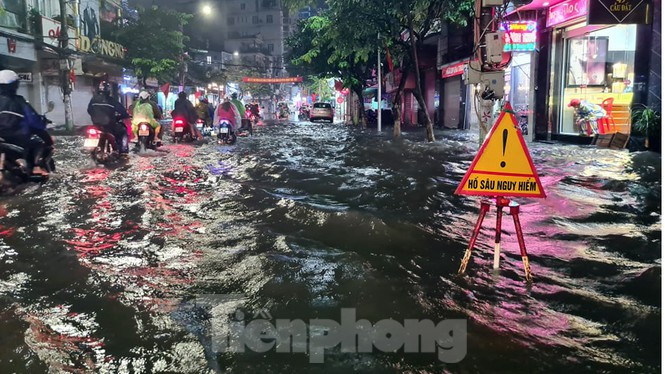 ##s###Dù được cắm biển cảnh báo hố ga, điểm ngập sâu và có nhân viên thoát nước trên nhiều tuyến phố ở Hải Phòng, tuy nhiên mưa lớn kéo dài khiến nước rút chậm. Theo Trung tâm khí tượng thủy văn quốc gia, cơn bão số 7 vừa qua trên biển Đông tiếp tục xuất hiện hoàn lưu bão số 8 dự kiến đổ bộ vào đất liền trong vài ngày tới.