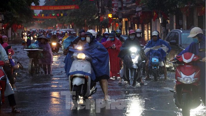 ##s###Mưa ngập khiến giao thông tê liệt, các phương tiện di chuyển rất khó khăn.