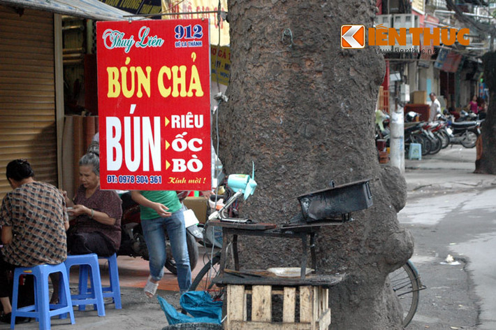 Gốc cây thành thành nơi đốt lửa nướng thịt, treo biển quảng cáo.