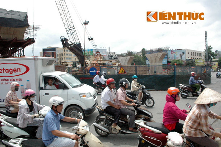 Đầu đường Cầu Giấy (Hà Nội), đoạn tiếp giáp với đường Láng, đang thi công trụ cầu ga Dự án Đường sắt đô thị Nhổn - ga Hà Nội. Theo quy định mới thì đoạn đường Cầu Giấy từ chỗ giao với Chùa Hà đến đường Láng, ô tô vẫn được phép lưu thông.