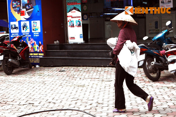 Khi các cơ quan chức năng tiến hành cắt bỏ những đường dây cáp thông tin trên phố Thái Hà, có rất nhiều người hành nghề mua đồng nát ghé qua.