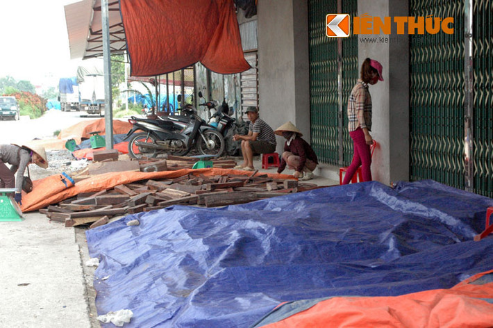 Suốt buổi chiều ngày 21/8, theo quan sát của PV Kiến Thức, khu chợ vẫn chỉ lác đác vài tiểu thương ngồi đợi khách đến mua hàng.