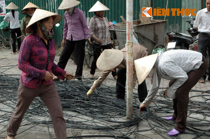 Nhặt nhạnh "rác trời" để mang đi bán.