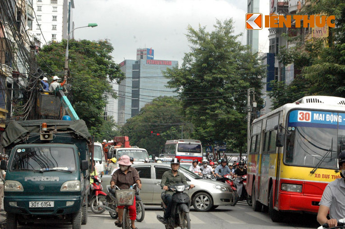 Việc khai tử "rác trời" đã khiến giao thông ách tắc cục bộ trên phố Thái Hà, dù không phải giờ cao điểm.