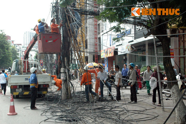 Sáng nay (27/8), trên phố Thái Hà (quận Đống Đa - Hà Nội), cơ quan chức năng đã tiến hành xử lý hàng loạt dây cáp thông tin treo chằng chịt trên những cây cột điện, gây mất mỹ quan đô thị, nguy hiểm cho người dân khu vực và chủ phương tiện giao thông đi qua.