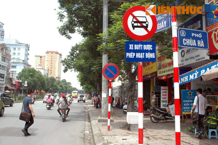 Ở đường Cầu Giấy, đoạn giao với Chùa Hà, một tấm biển cấm đã được dựng. Phía dưới là biển chỉ dẫn với nội dung "xe buýt được phép hoạt động".