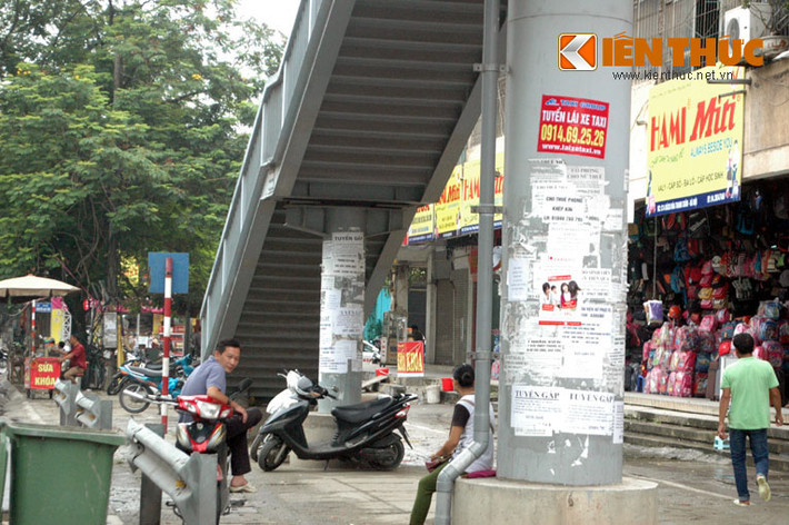 "Rác" bẩn dán khắp cột cầu cạn...