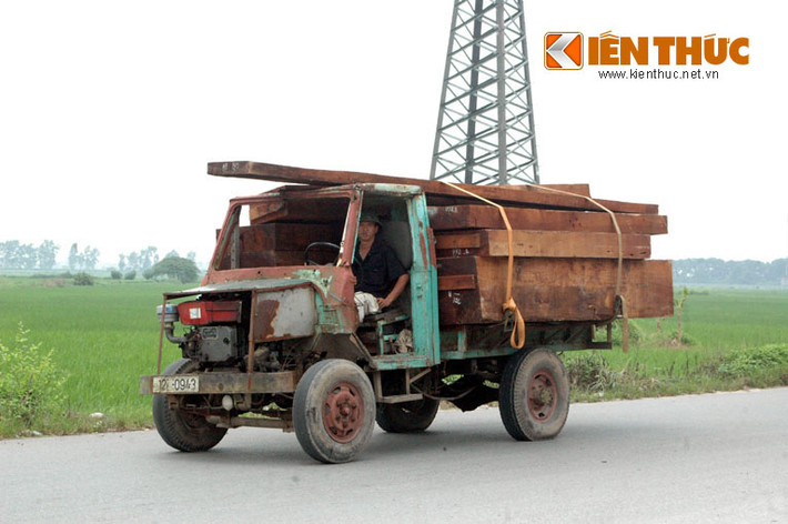 Những xe gỗ vô tư qua lại chợ Phù Khê không còn phải nộp phí cho ông trùm xã hội đe.