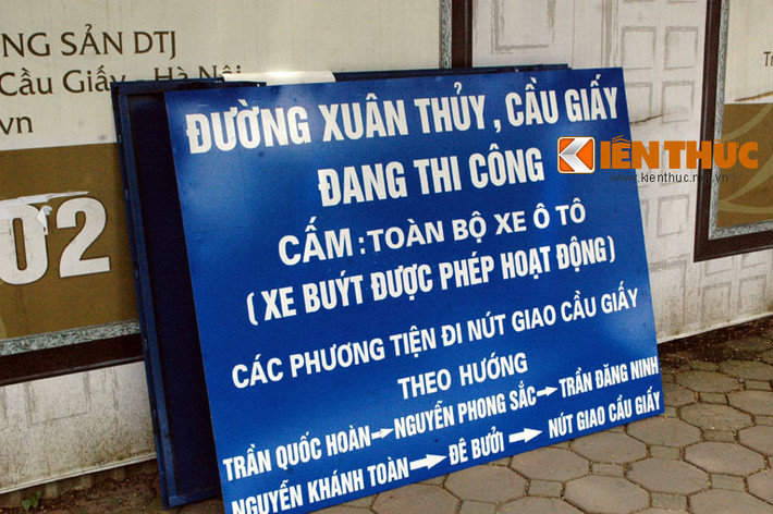 Biển cấm và hướng dẫn đường đi đang để trên vỉa hè đường Cầu Giấy, chưa được dựng lên.