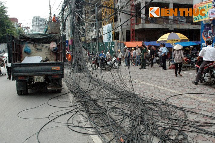 Những chiếc ô tô đang sẵn sàng thu gom "rác thông tin" về nơi quy định.