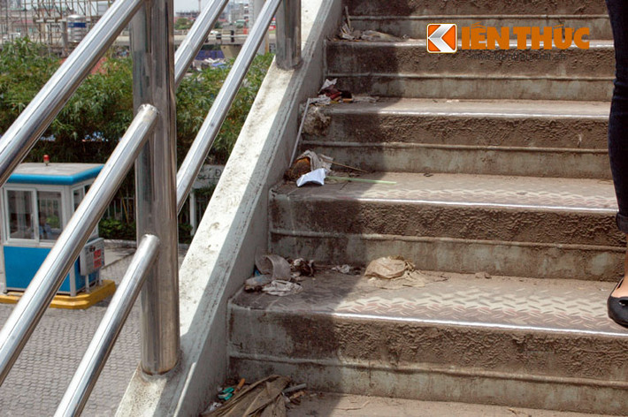 Hầu hết bậc thang lên cầu cạn đều ngập rác.