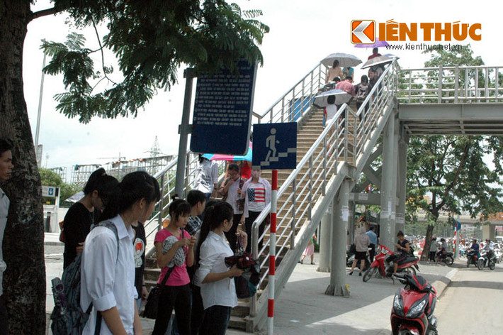 Hàng ngày có khá nhiều sinh viên, người dân đi qua cầu cạn này.