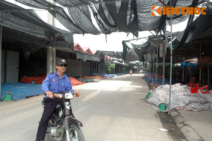 Điều đáng chú ý là sau khi Hưng "sóc" sa lưới, khu chợ gỗ được bảo vệ canh gác rất nghiêm ngặt và không cho người lạ mặt (ngoại trừ khách đến mua) lượn lờ quanh chợ.