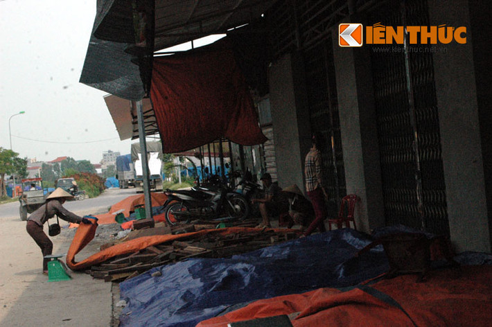 Ghi nhận của phóng viên Kiến Thức chiều 21/8, nhiều kiốt của tiểu thương vắng bóng chủ, số gỗ được bày bán được che phủ bạt lên để bảo vệ chợ trong coi.
