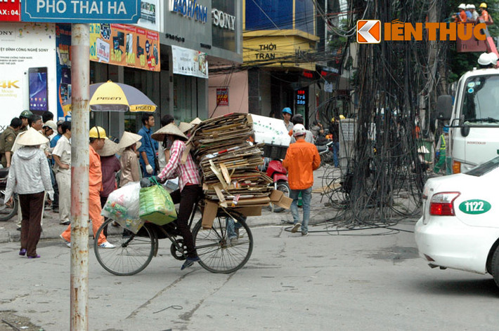 Có người đang đi làm, khi biết tin cũng khẩn trương đưa hàng về nhà để mang xe ra "mót rác trời" cùng các chị em.