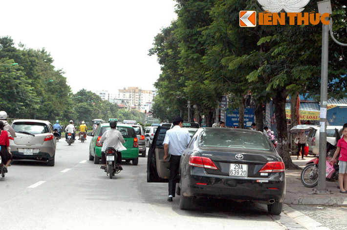 Không những qua lại, nhiều xe còn đỗ cả dưới lòng đường.