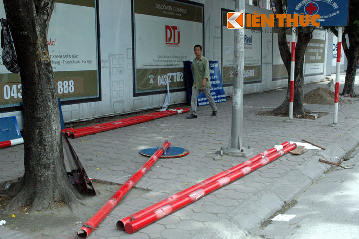 Cột và các tấm biển cấm ô tô vào tuyến đường Xuân Thủy - Cầu Giấy đang bắt đầu được dựng.