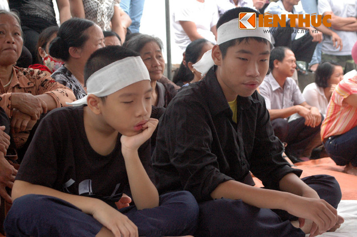 Hai con nạn nhân Huyền đau buồn trước cái chết của mẹ.