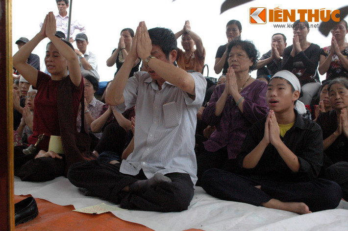 ... với sự tham dự của tất cả người thân trong gia đình chị Huyền.
